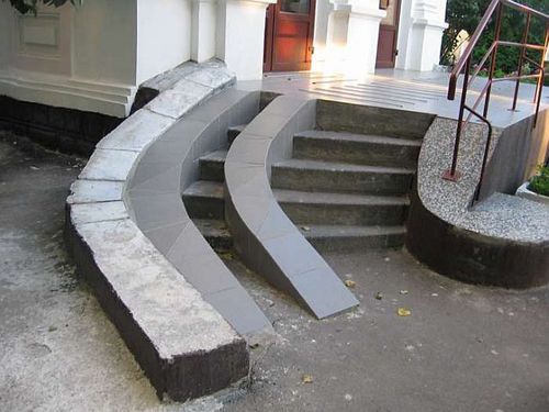Poorly designed wheelchair ramp partitioned by stairs